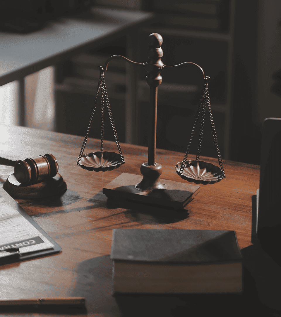 Imagem de uma mulher segurando um notebook